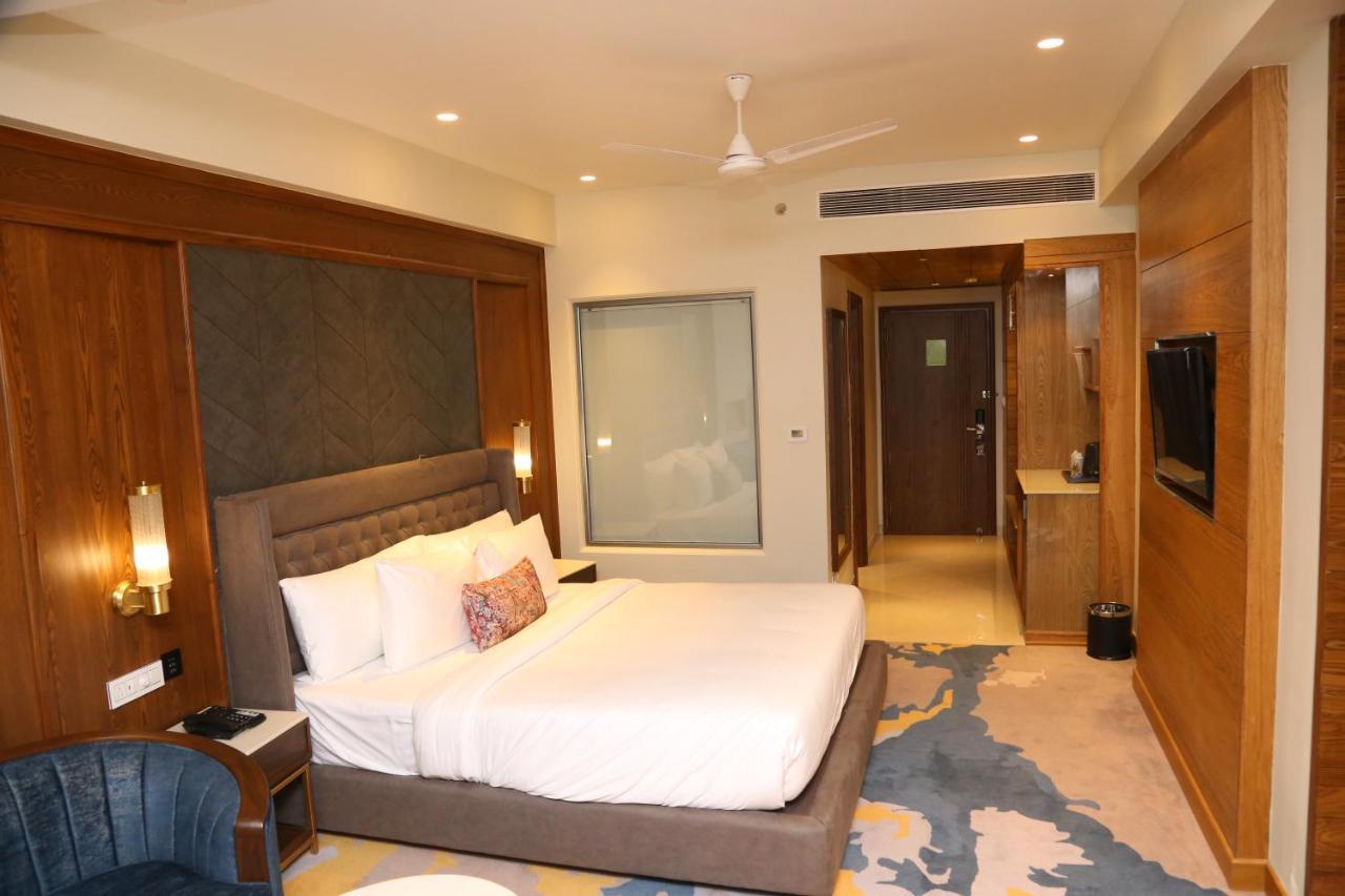Dreamz Inn & Suites Zirakpur Exterior foto
