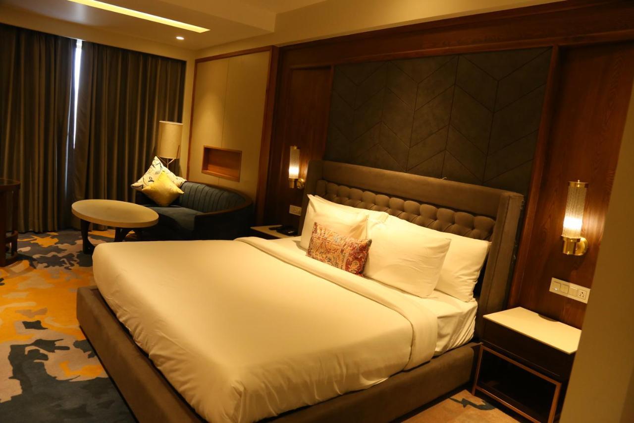 Dreamz Inn & Suites Zirakpur Exterior foto