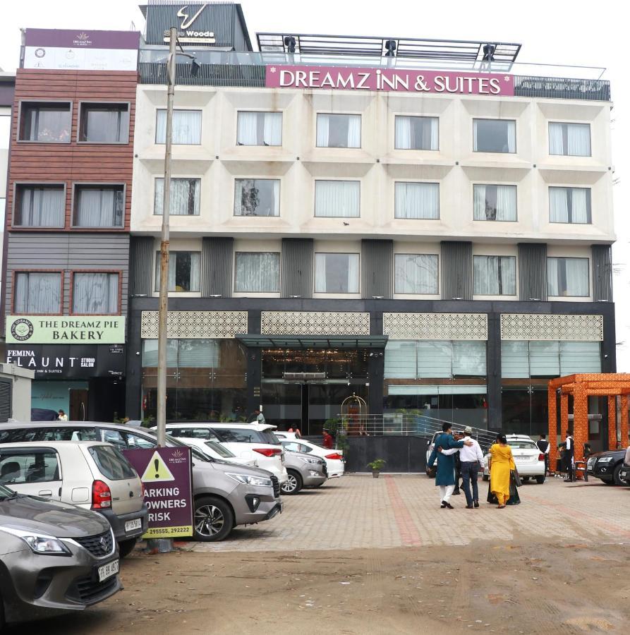 Dreamz Inn & Suites Zirakpur Exterior foto
